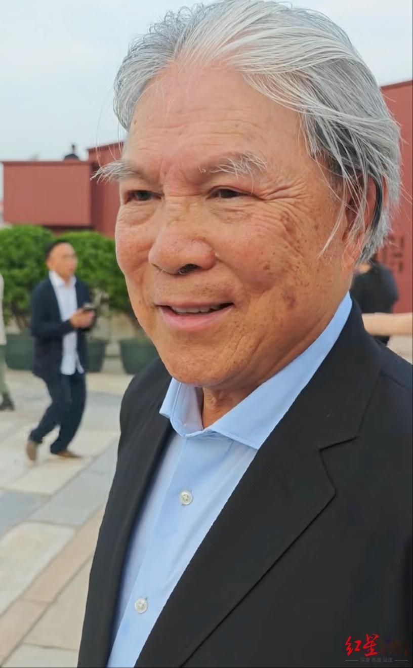 阅兵前霍家父子齐聚北京！霍震霆带着霍启刚、霍启山俩儿子现身北京活动，仨人顶着大太
