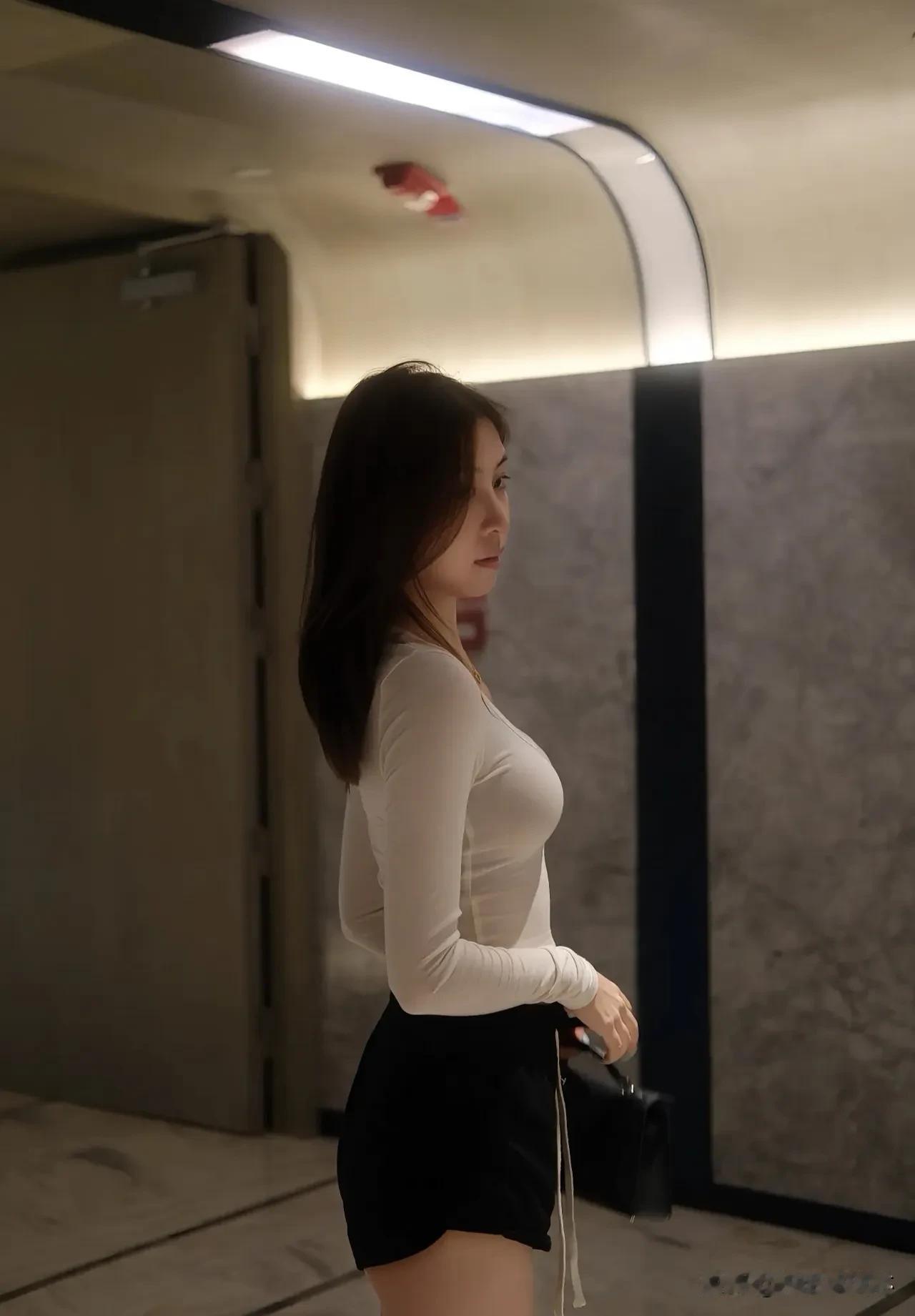 夜晚街头，光影交错 
她定格瞬间，
镜头里藏着故事
自信与氛围感拉满，
每一帧都