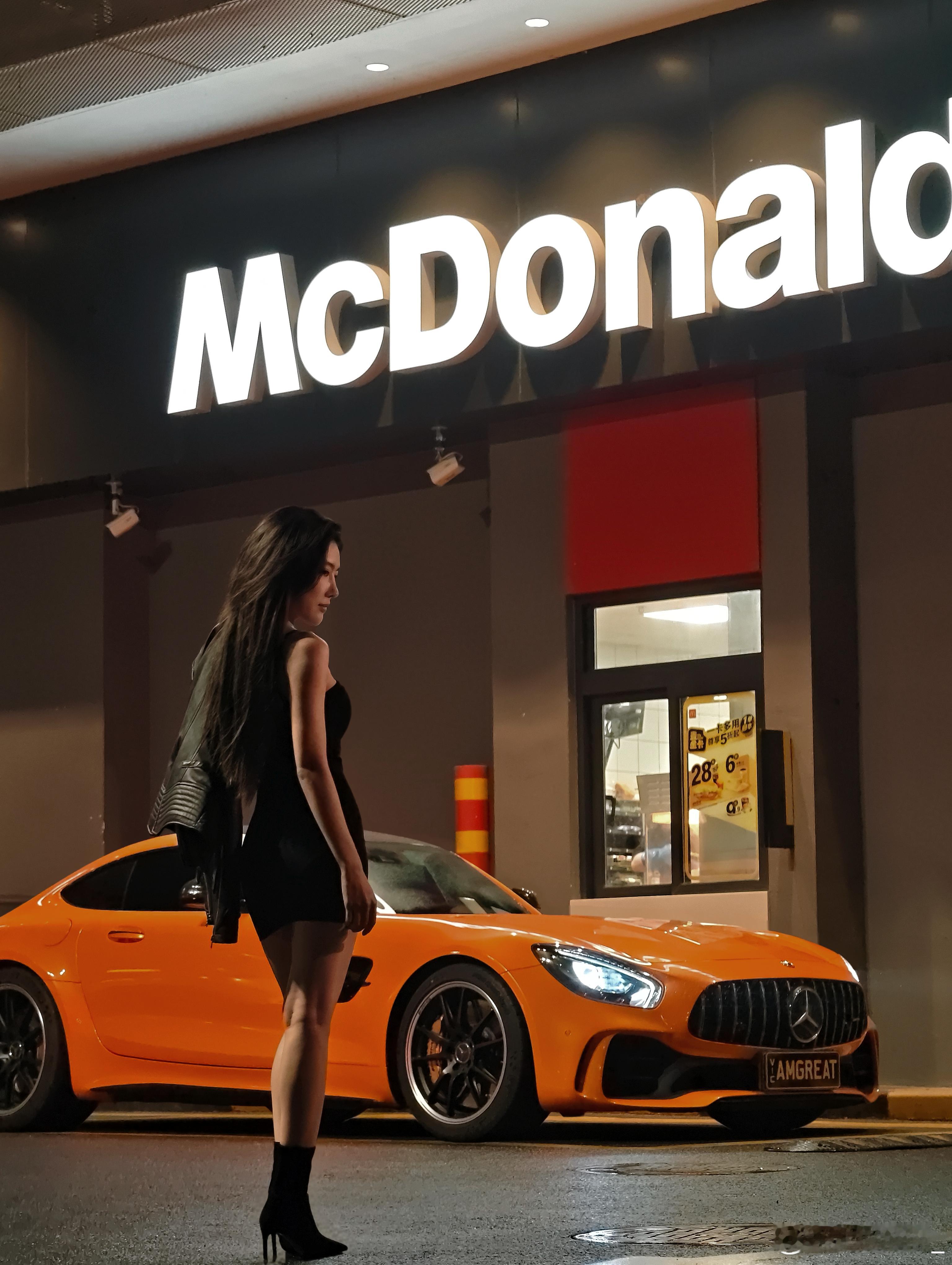 mia的汽车日常 工具人说我这身穿搭跟GTR不搭所以拍照时候一直在说我……我来问