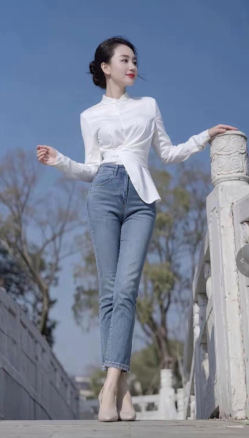 优雅白衬衫搭配牛仔裤，简约而不失时尚！