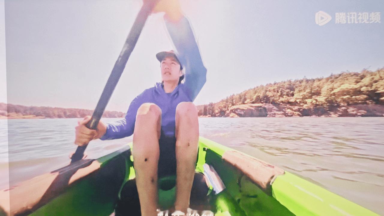 探索新境2，王一博划皮艇，腿上伤疤密密麻麻。还记得第一季是没有这么多伤口的！每一