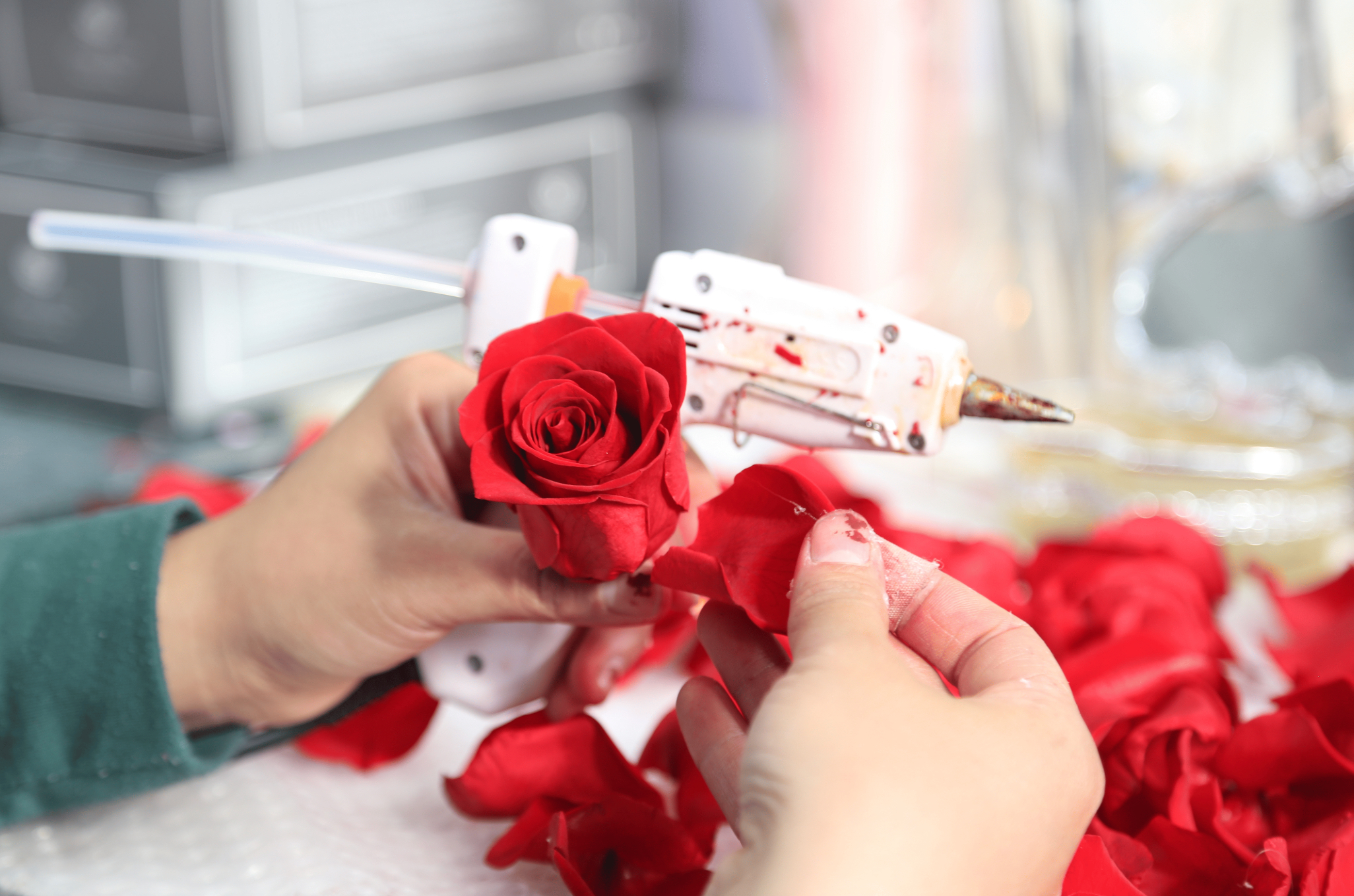 讲真看到这些阿姨在流水线上认真插花的样子，觉得手里的这朵花更有温度了👐！京东这