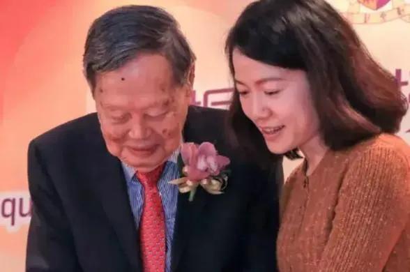 翁帆论及婚后生活，披露与杨振宁分房而睡，彰显出他们柏拉图式的爱情形态。外界曾对 