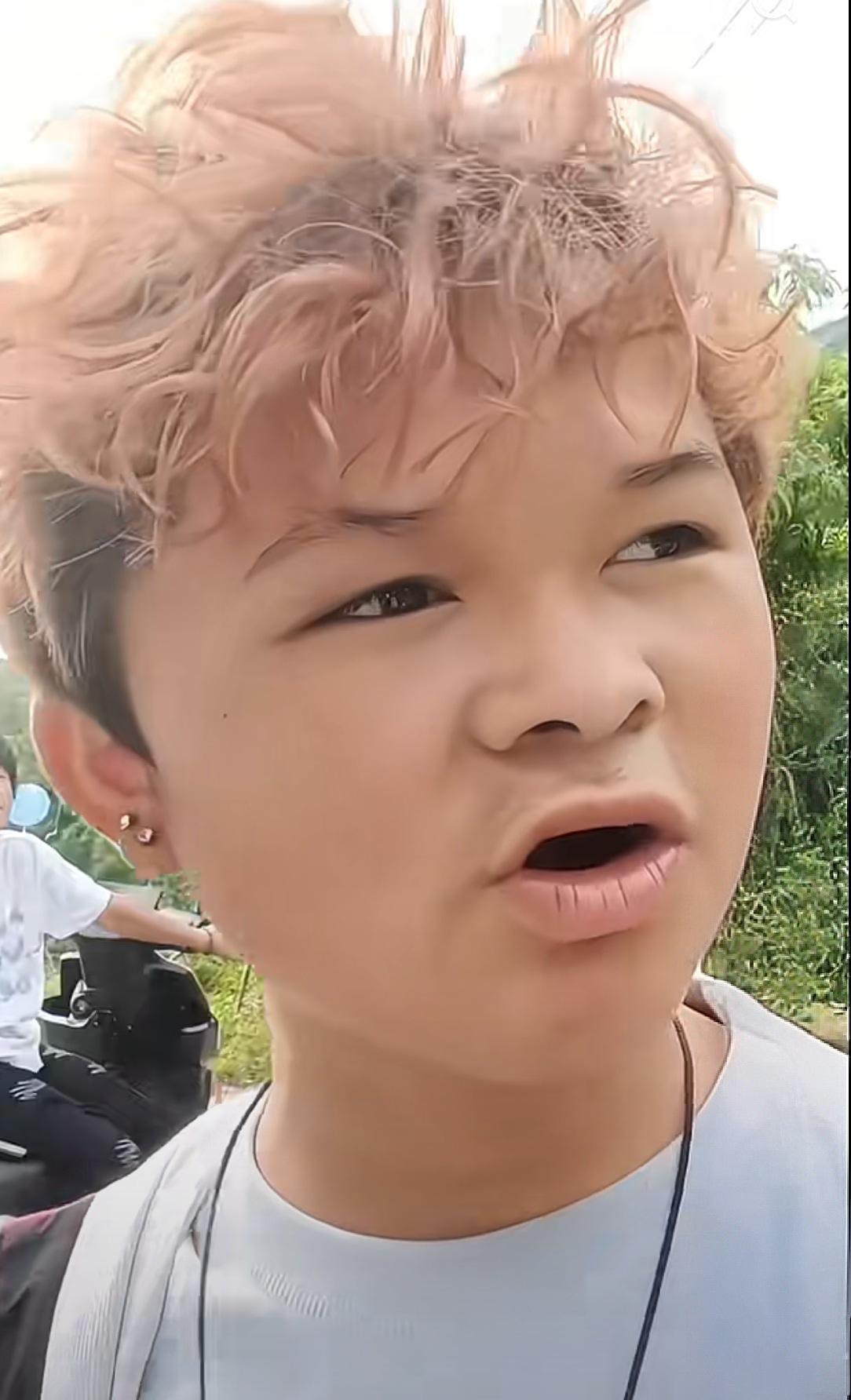 范小勤开始直播了，只为娶老婆。
范小勤因为长得一张酷像马云的脸，在网络上迅速走红
