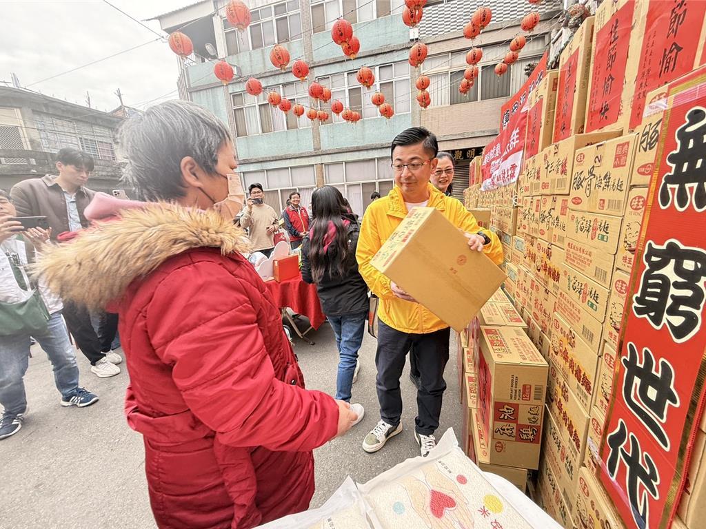 彰化谢家疑“整碗端去”？ 谢典霖：择一或维持现状
在民进党已确提名立委陈素月参选