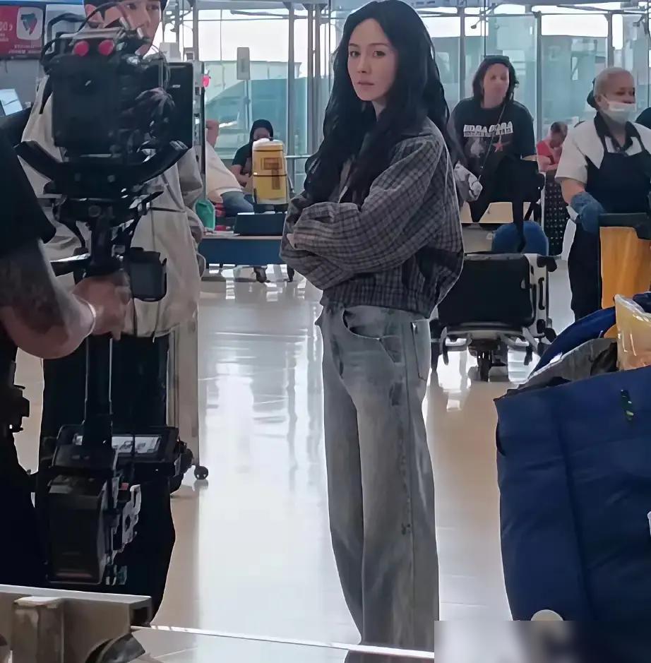 杨幂这次真瞒不住了！曼谷路人偶遇她，竟爆料真人随和到爆、毫无架子，和网上骂的那个