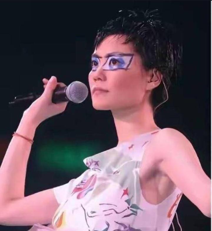 歌坛巨星王菲是如何造就的? 王菲能成为歌坛巨星，离不开多方面因素。首先是她独特的