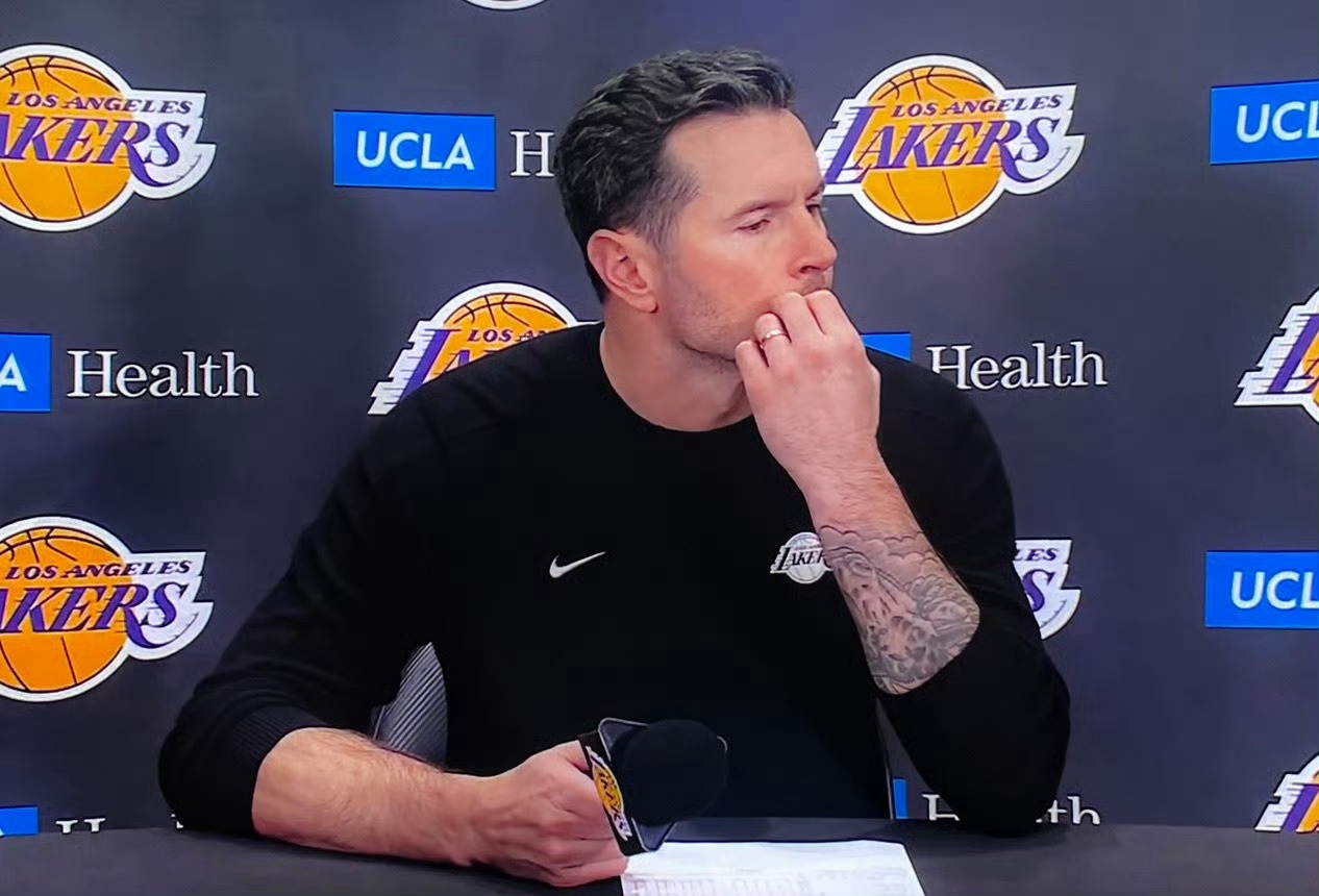 Dan Woike撰文报道了湖人今天开会的情况：前几天雷迪克说今天训练会让球员感