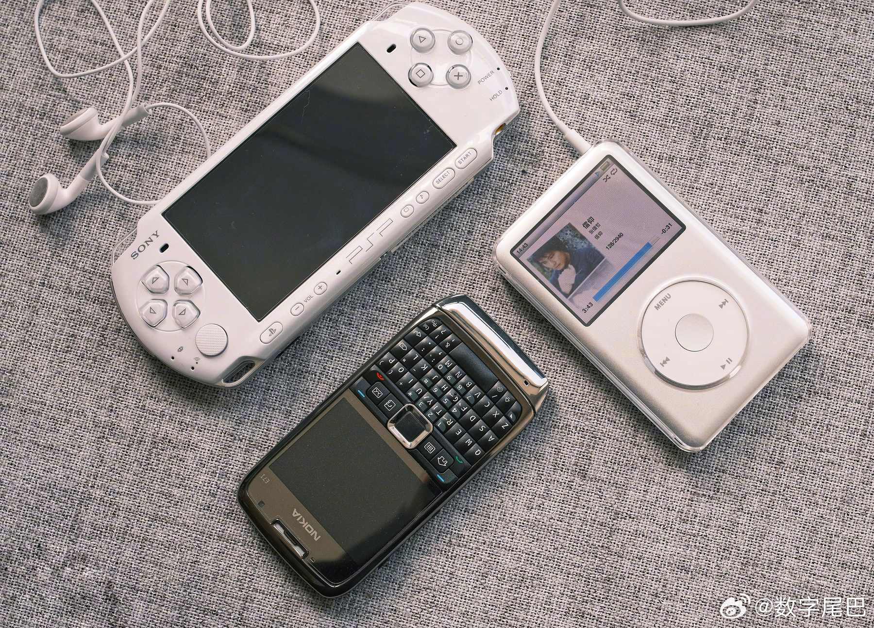 尾巴EDC 我来自 2009 年，这是我的 EDC：PSP3000+诺基亚 E7