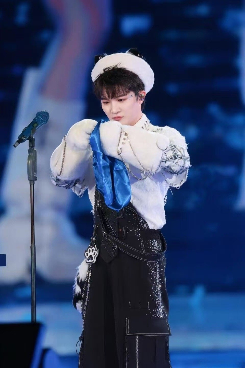 周深薛之谦动作比语言先疯了俩选手票数锁死，就差两票见分晓！最后一票的决定权直接砸