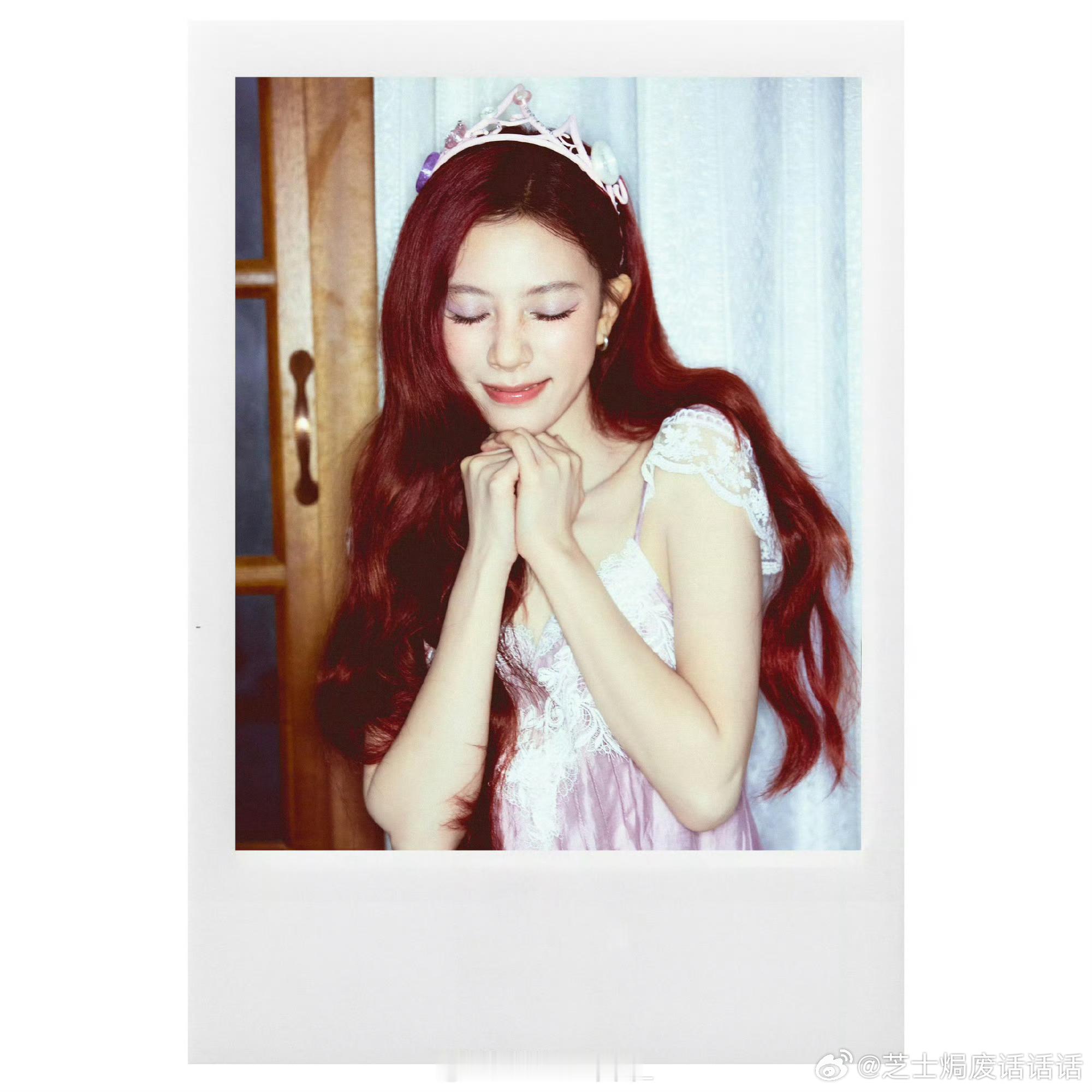 宋妍霏简直是真人版红发爱丽儿红发长卷氛围感拉满！宋妍霏这造型直接解锁真人爱丽儿，