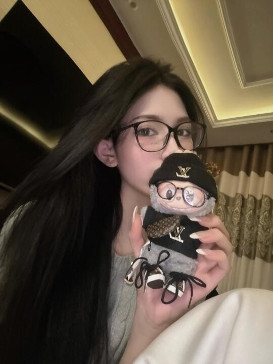 迷上了给Labubu换衣服
