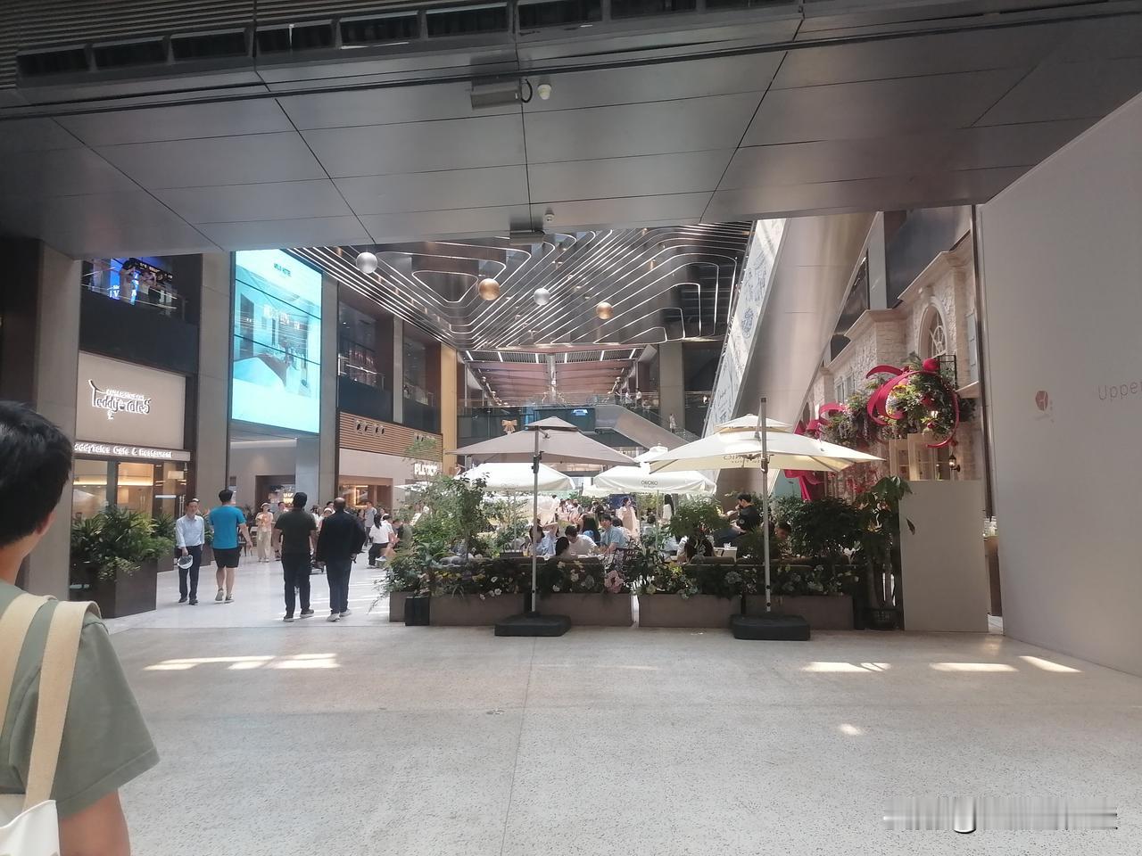 知道这是哪？从地下车库坐电梯上来大厅场景。