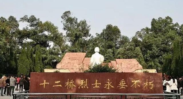 1949年，毛人凤下令处死朱君友。朱君友坦然赴死，却发现枪决他的2名特务，朝他频