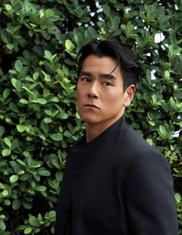 彭于晏 谁八点睡觉找到我和彭于晏的共同点了 彭于晏接受采访的时候说：“接受凌晨四