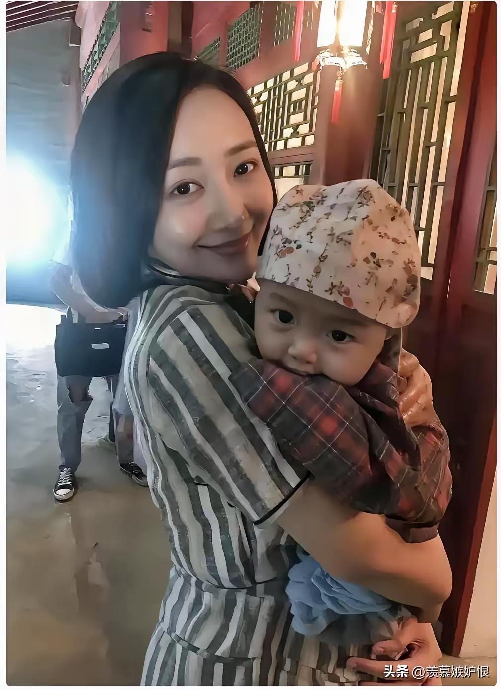 圈内朋友聊过一句很现实的话，女性到了一定年纪，生孩子未必一定要捆绑婚姻

。就像