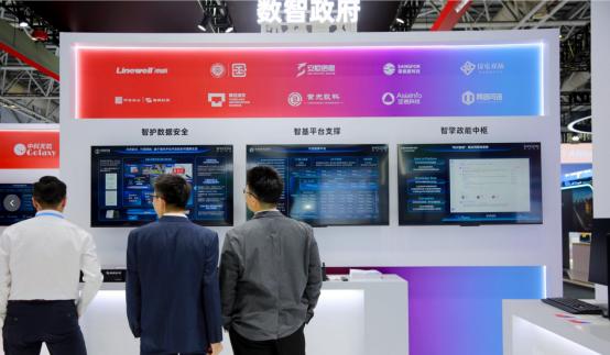 AI爆发后，安全防线正从软件下沉到芯片！
大模型时代，传统软件安全的逻辑快被推翻