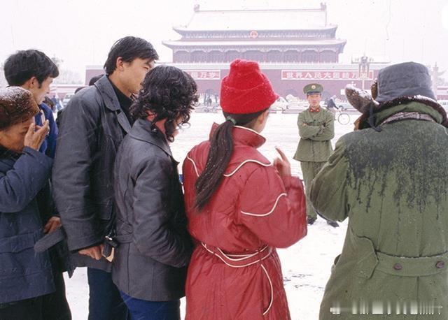 1986年，人们在天安门前合影留念。 