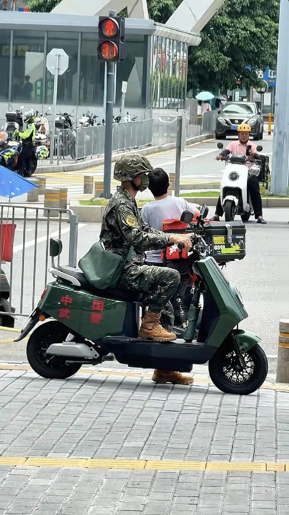 武警兵哥骑上电驴车，这就是武警机动队吧。

武警兵哥哥，在深圳这里执勤任务，出街