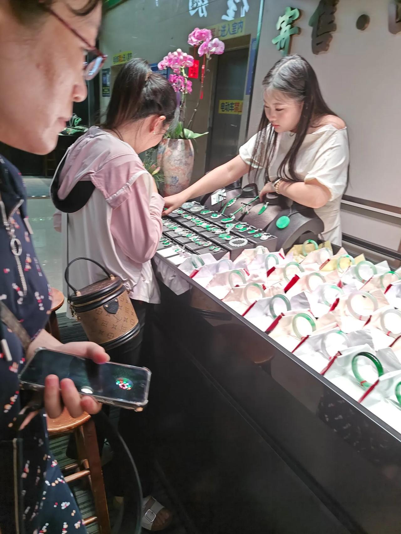 给妈妈买翡翠，怕她嫌贵骂你败家；给闺蜜买翡翠，怕她嫌丑直接压箱底；给伴侣买翡翠…