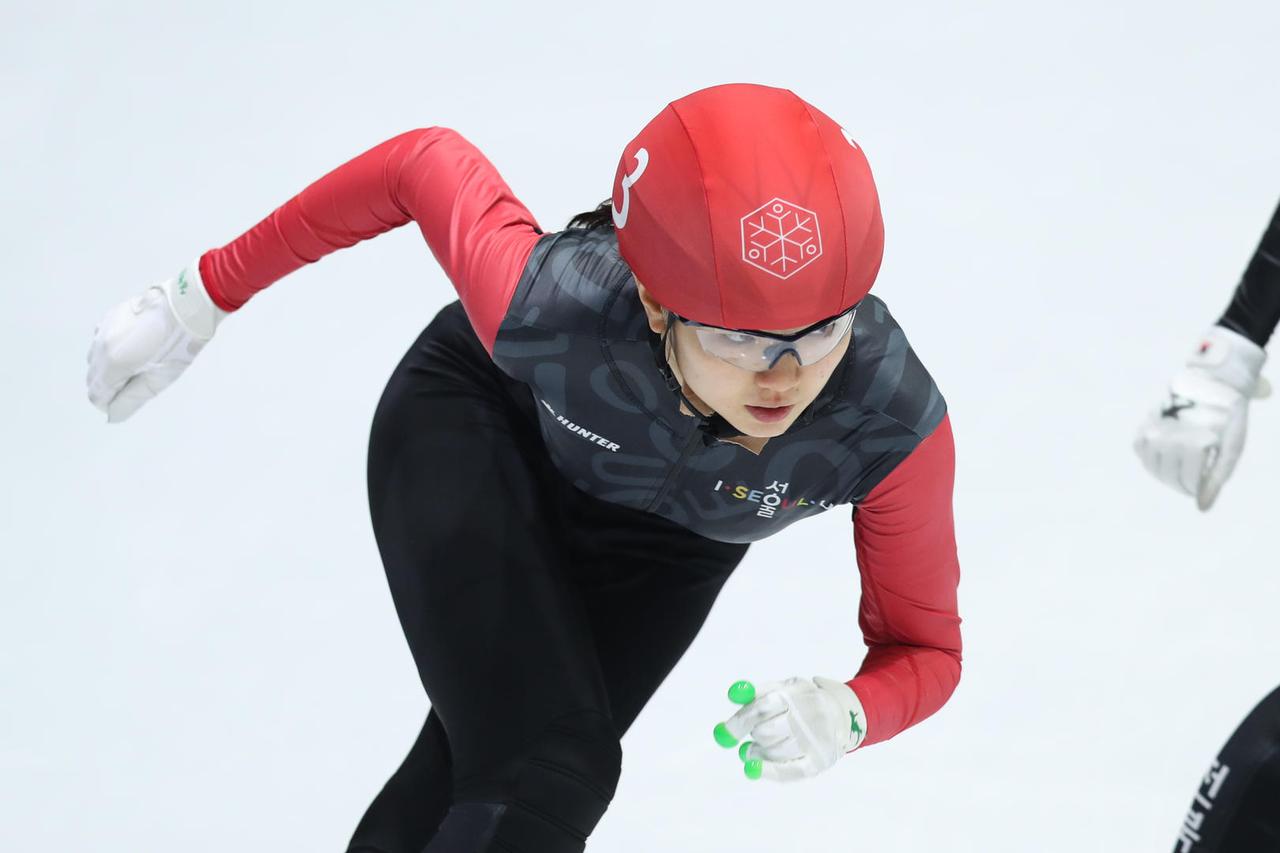 韩国短道速滑选手沈锡希，未成年时被自己的主管教练赵宰范长期侵害近30次，为了报复