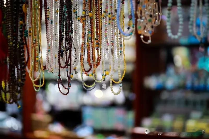 廉价首饰致癌这事真不是危言耸听。如今饰品成了年轻人追求时尚的标配，廉价首饰因价格