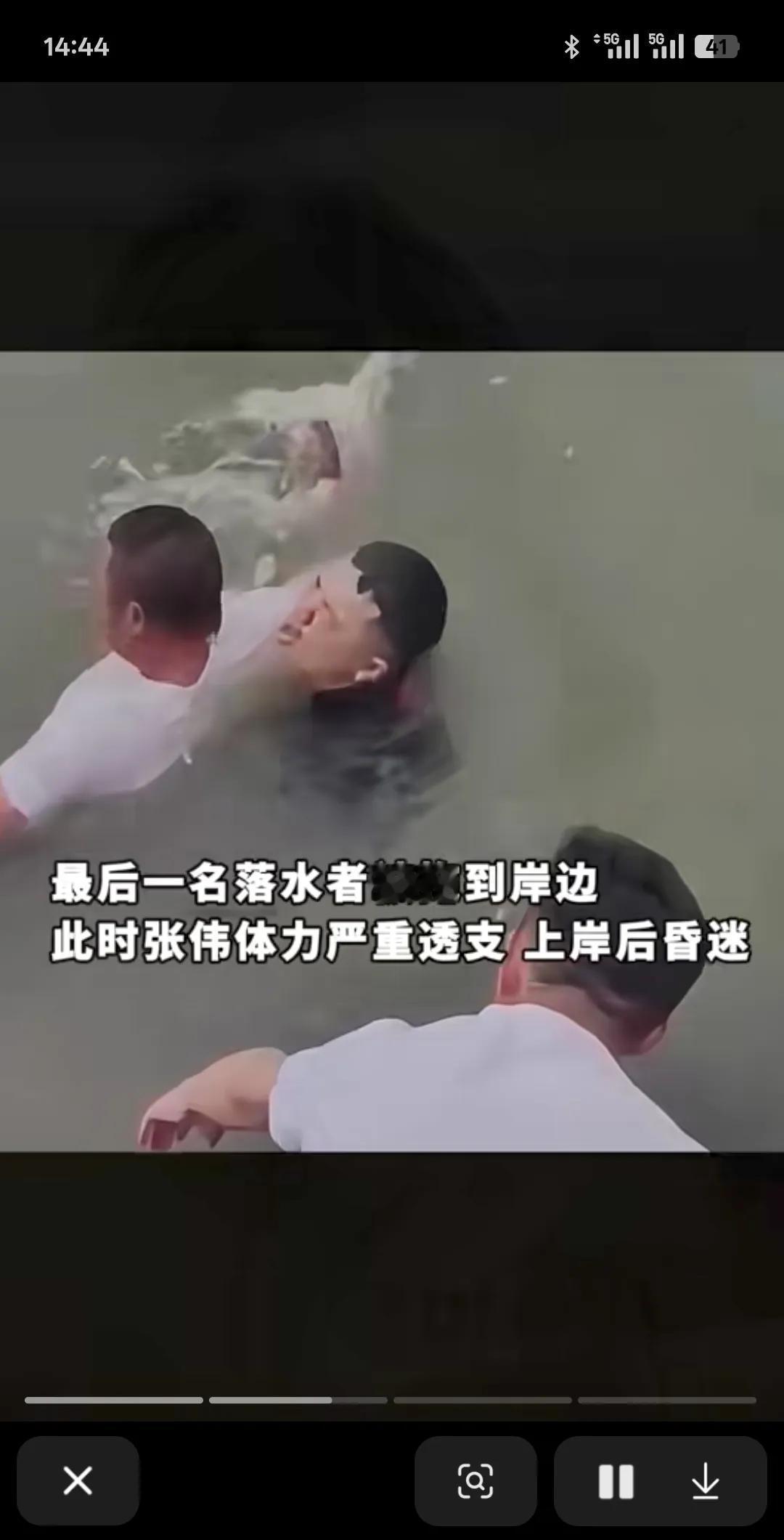 一跪别母，休假现役军人跳河救人。
在河南商丘，一对情侣吵架，女的跳湖，随后男子也