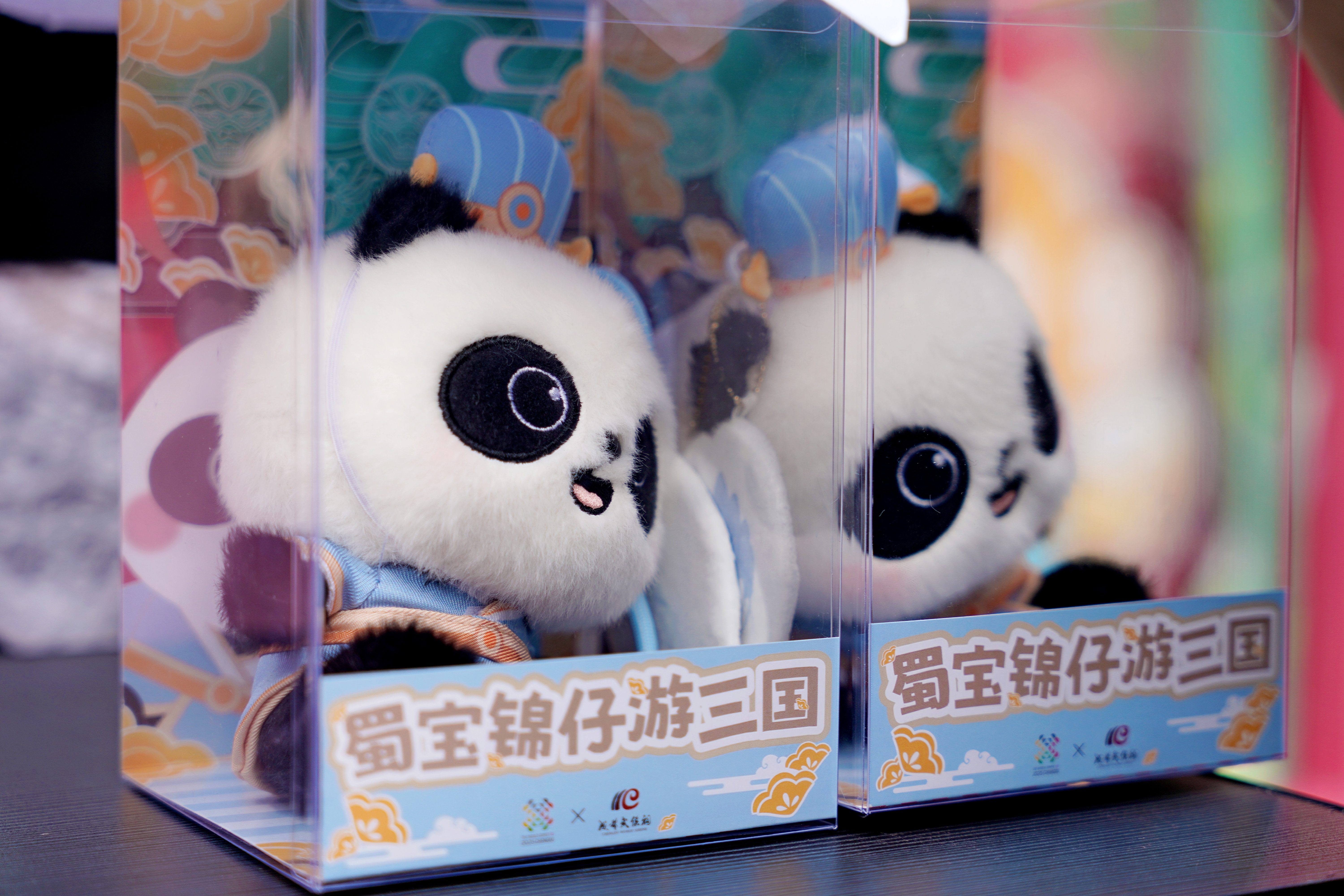 【#成都人排队买世运会熊猫玩偶#】7月25日，#成都世运会#倒计时13天，世运会