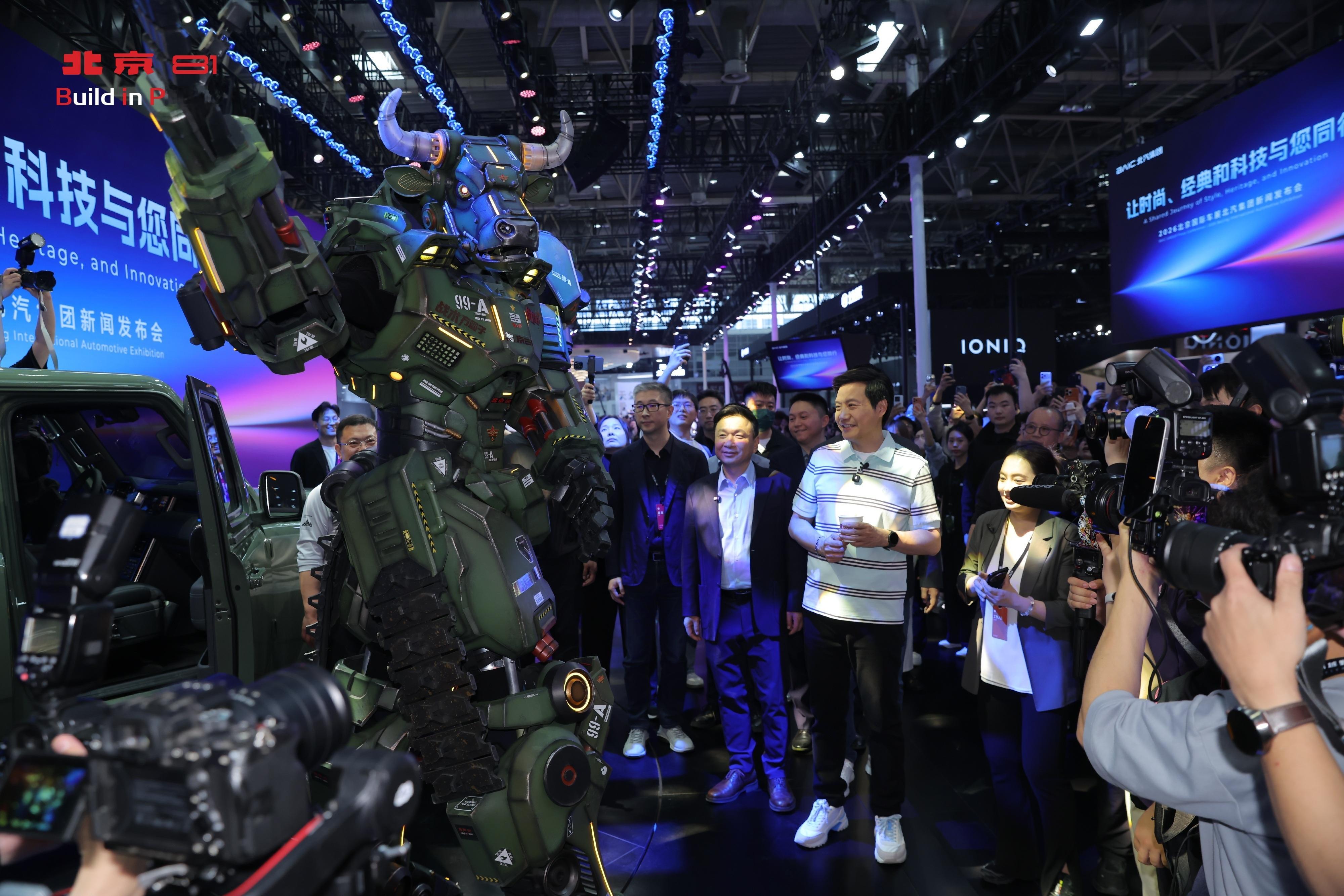 北京81展台曝雷了北京81战术方盒子🛡️军工底蕴拉满！雷军体验北京81战术方盒