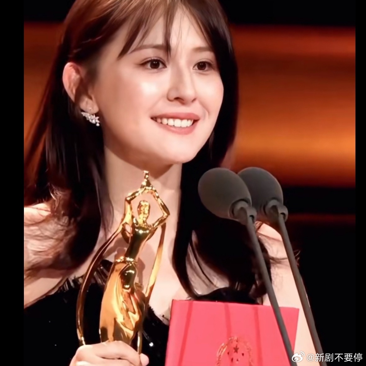 热依扎疑似回应二胎热依扎这回亲自下场了，直接说“一个就挺好的”。前两天那些盯着她