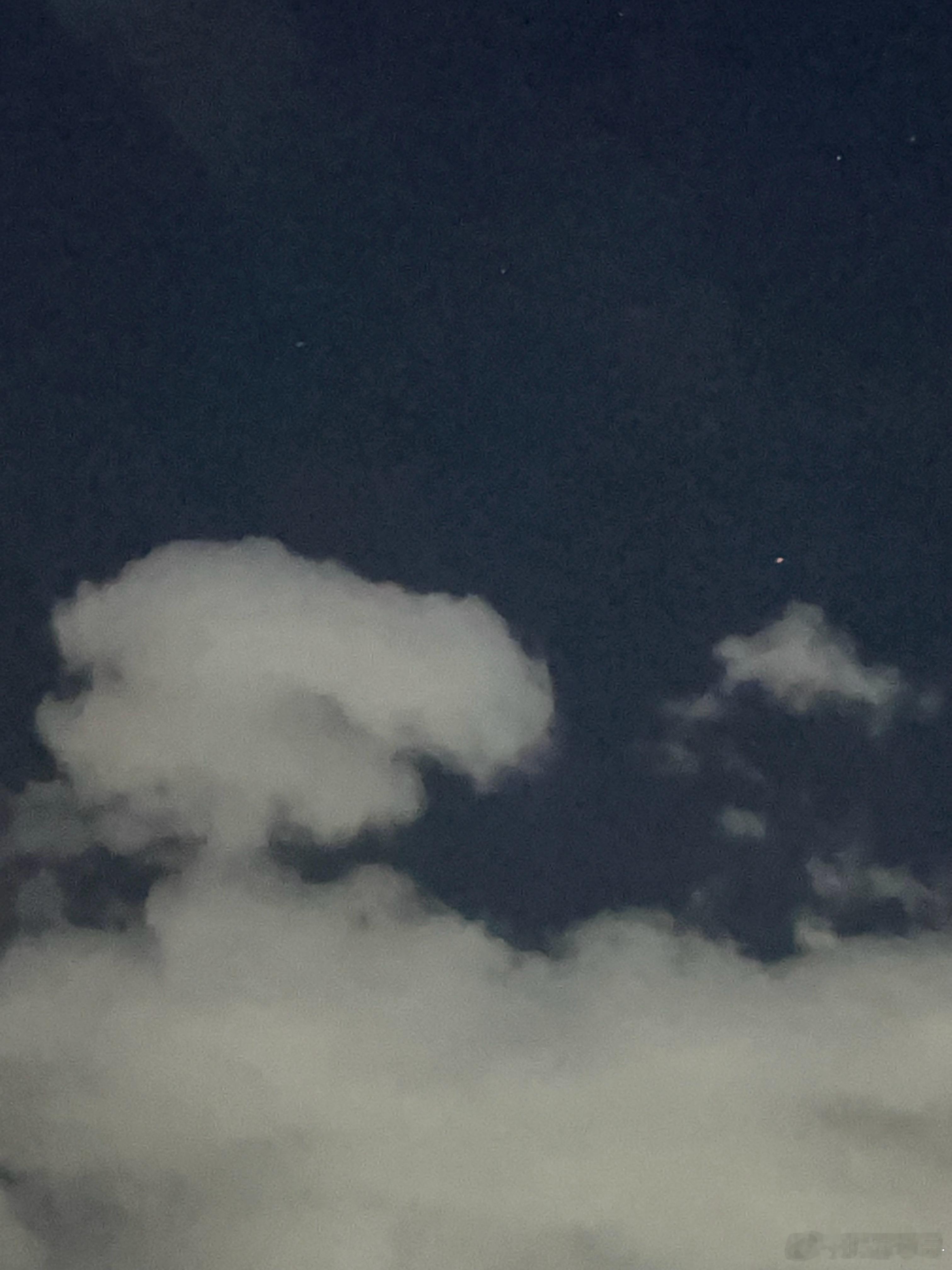 这两天的夜晚，离城区稍微远一点，就能看见满天星空，好像回到了小时候。手机拍不出效