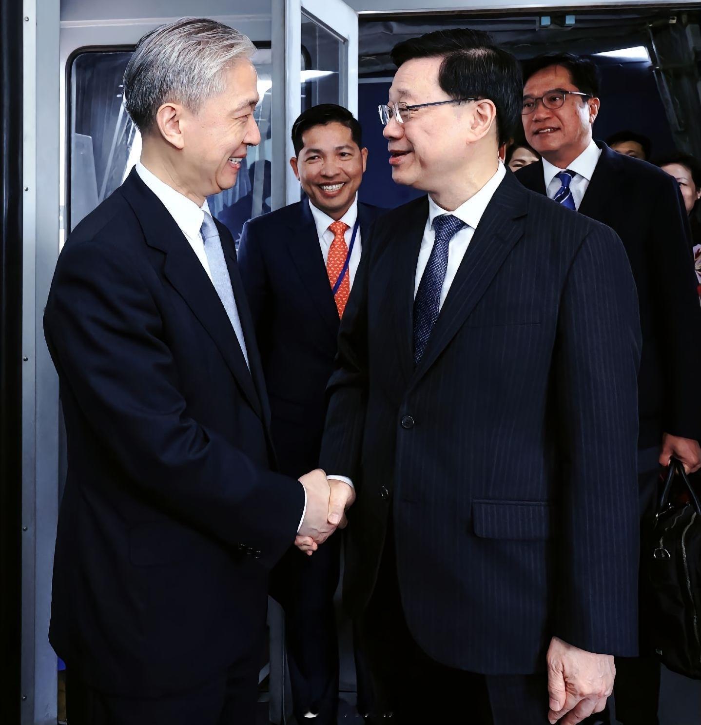 李家超访问柬埔寨，汪文斌大使在机场接机！ ​​​
