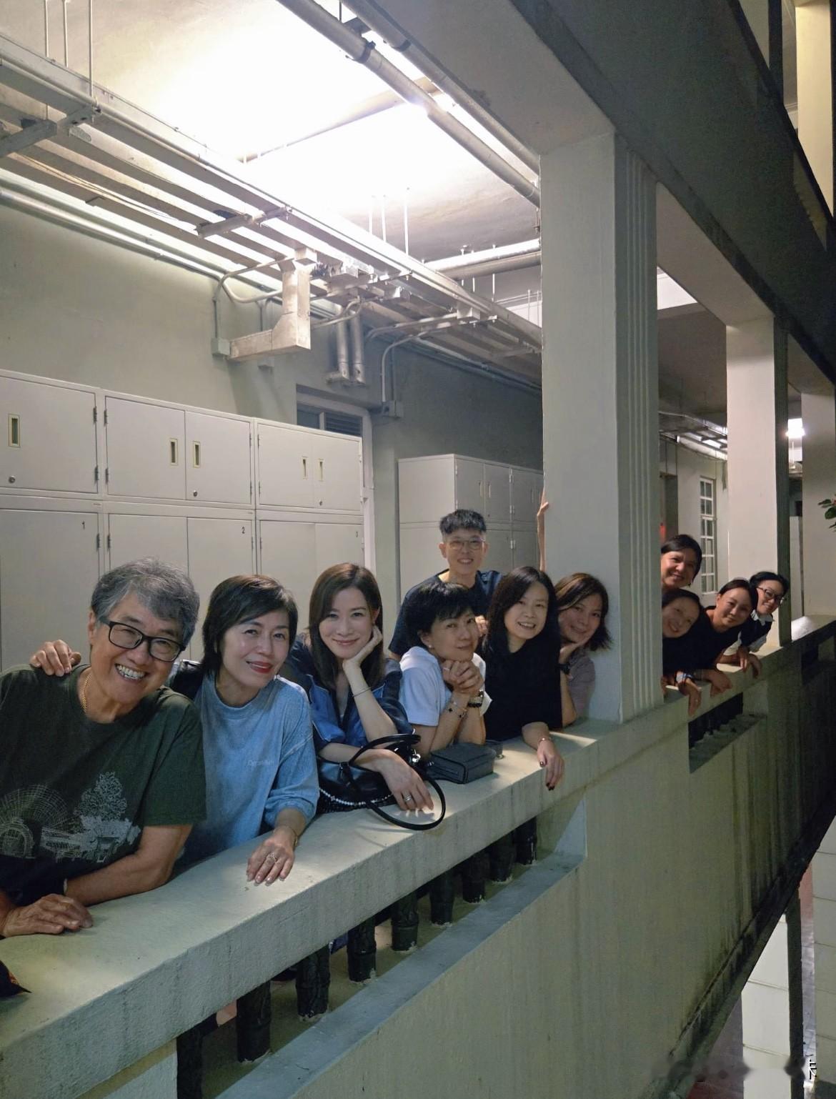 原来佘诗曼是协恩中学的！[比心][比心]
我来猜猜小学一年级那张是不是从下往上数