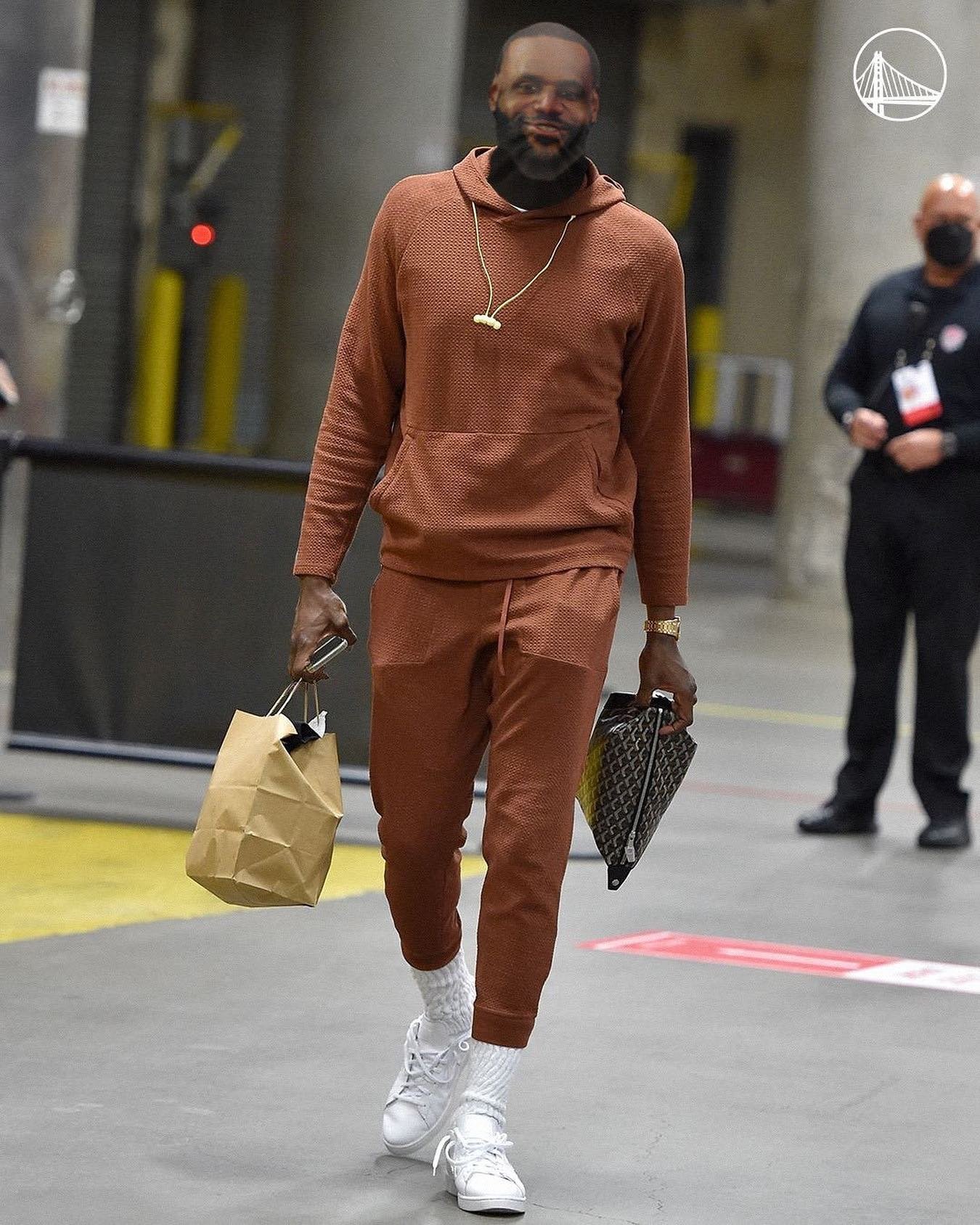 追梦格林在昨天播客节目中表示：“尼克斯并非争冠球队，我就是不认为尼克斯队有竞争力