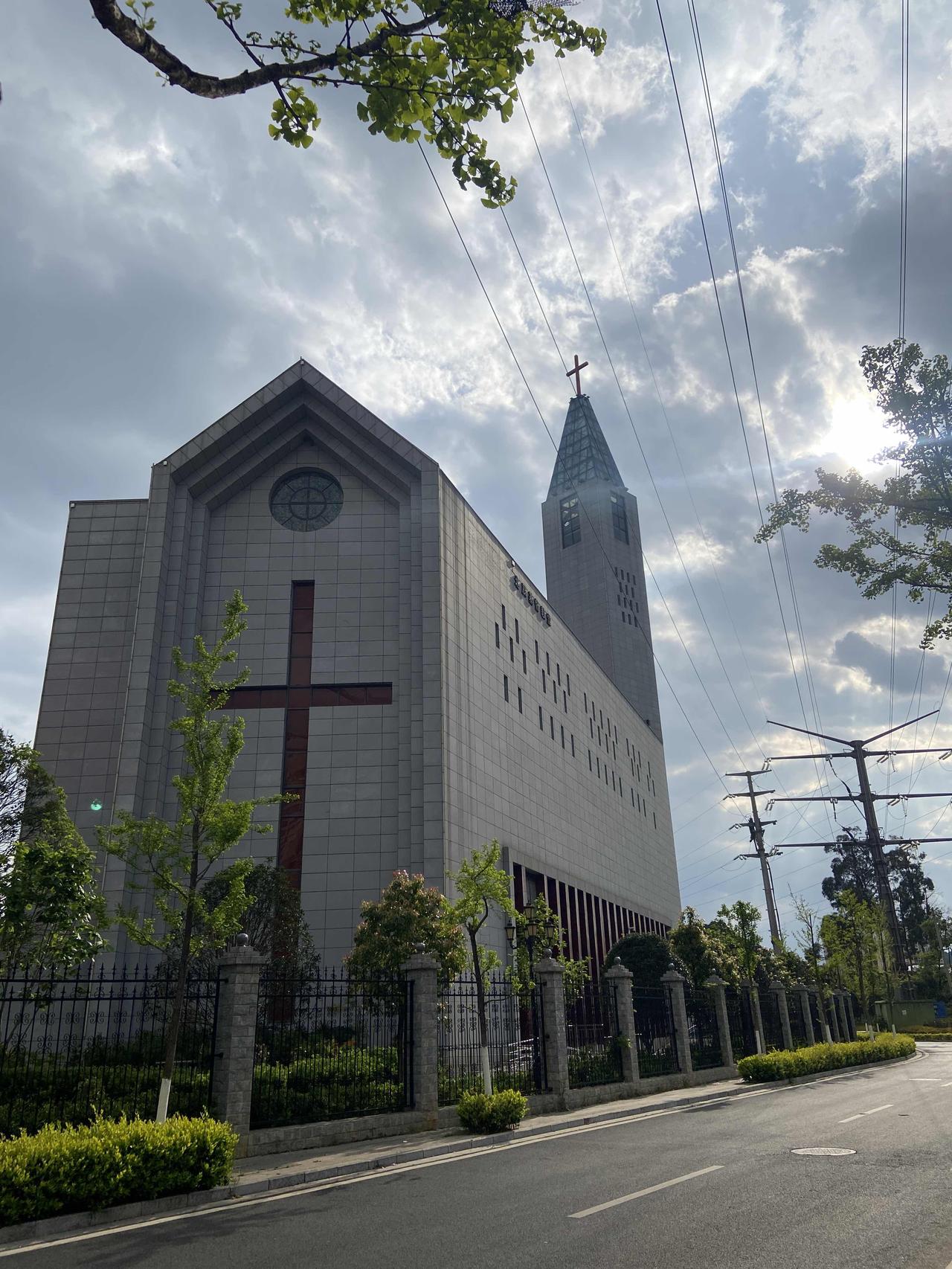 散步时遇到一个在闹市中的基督教堂，一个现代化教堂，属于基督教新教。
高高的塔尖上