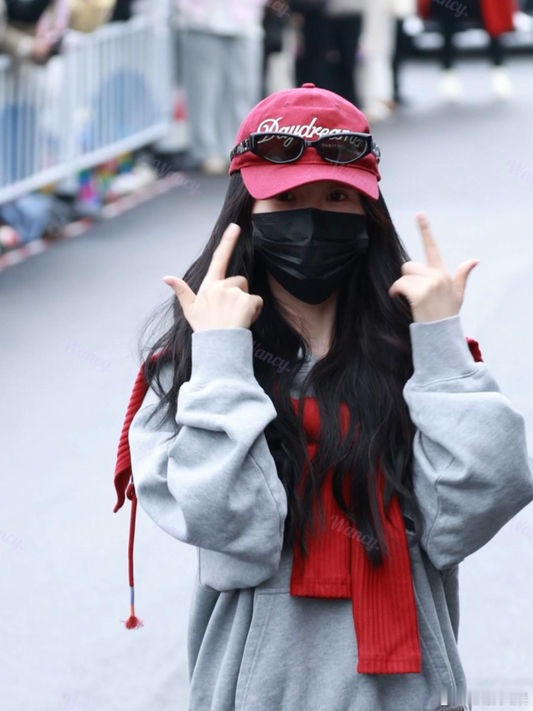 虞书欣红色棒球帽look虞书欣甜酷穿搭look虞书欣甜酷穿搭look，好酷，好耶