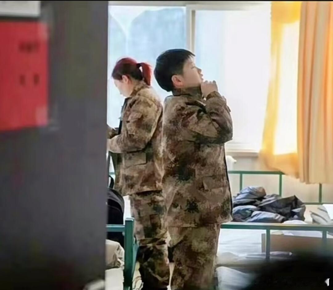 孙颖莎 没见过的板正军训小猫立衣领 