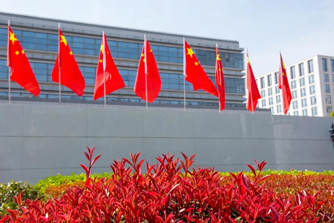一个做车灯的公司，叫星宇股份，最近把今年才招进来的应届生给"整顿"了。
8月8号