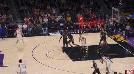 都说快攻詹姆斯跑得最快！这球都没咋跑！！