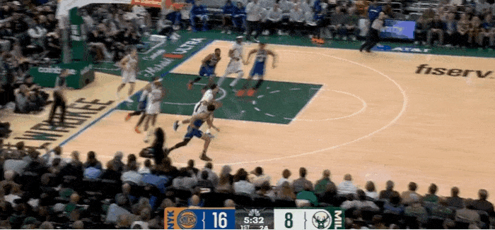 挺强硬！但字母哥这球确定没走步？
在今天NBA常规赛雄鹿对阵尼克斯的第一节比赛中