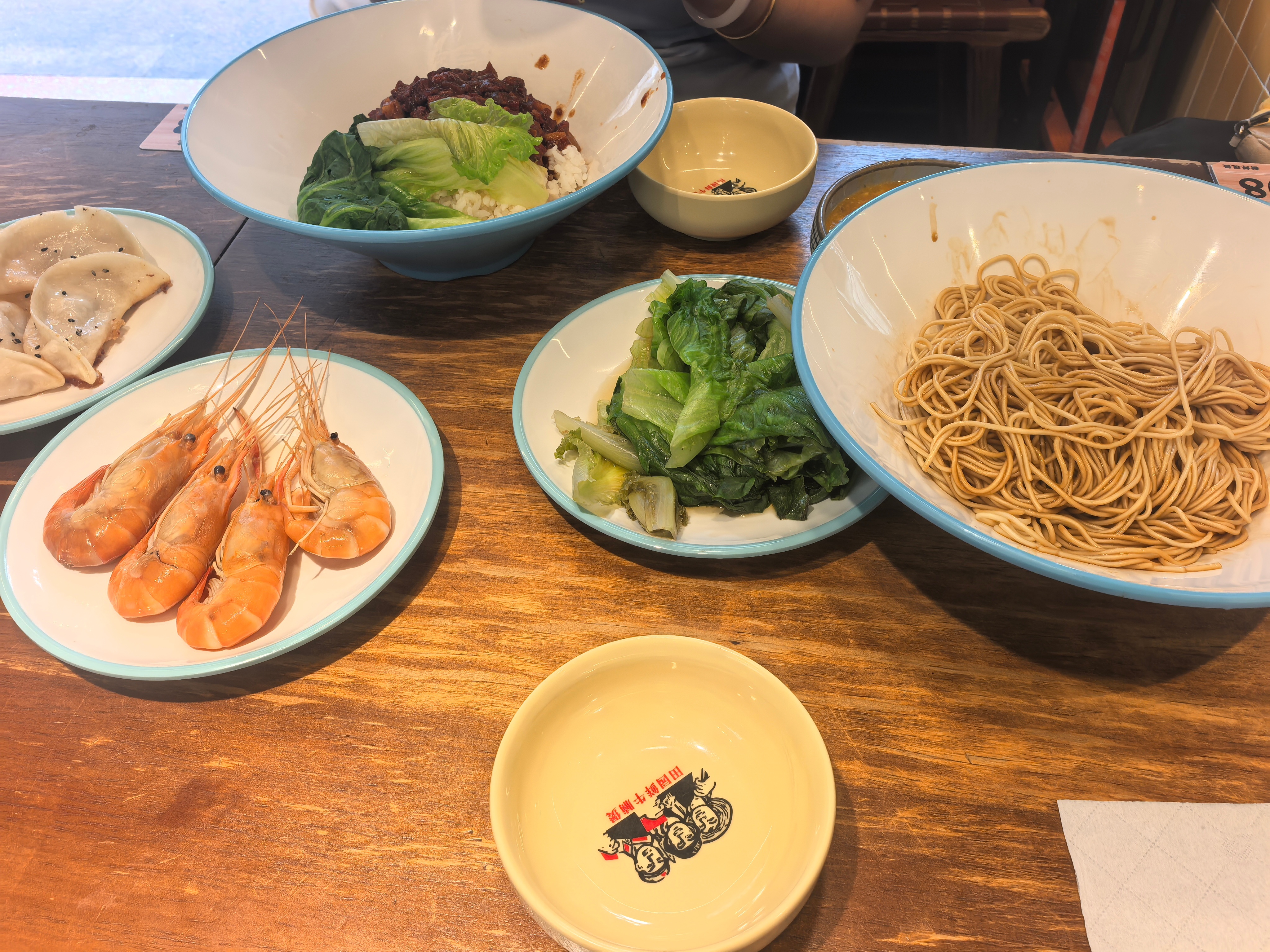 和古一起吃的漂亮饭。人美心善，心灵手巧的古还给我送了拼豆，好多啊。大的这个花了6