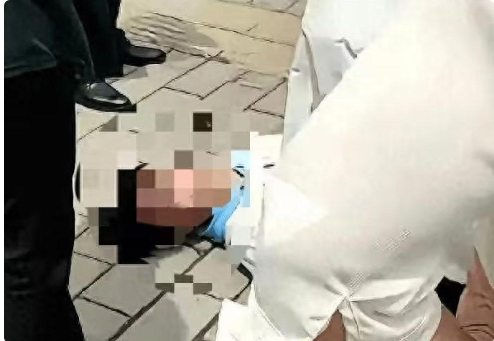 高考后一个空翻，全家陷入死寂！男生水泥地后脑着地：三年陪读父母当场红眼，志愿手册