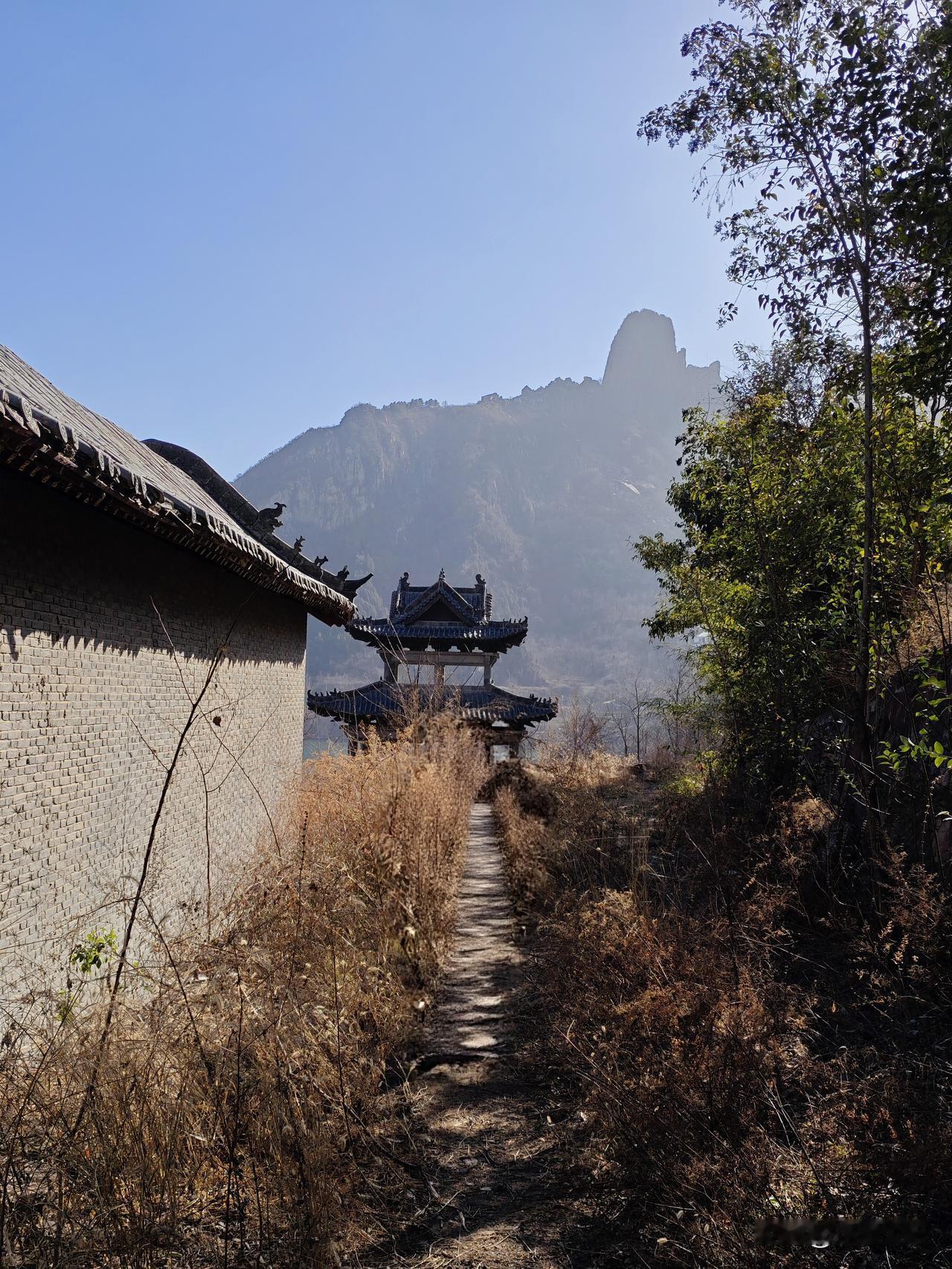 辉县高门寺位于辉县徐家桥与天柱沟线的中间，因三郊口水库大坝淹没原址，现址为200