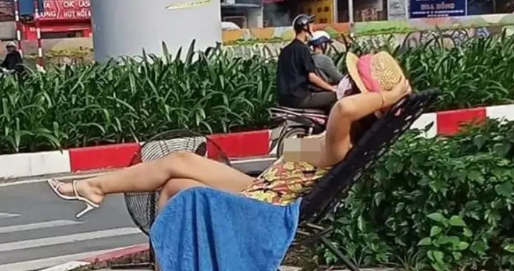 越南一女子穿比基尼在大马路边躺着晒太阳，网友：心中有海