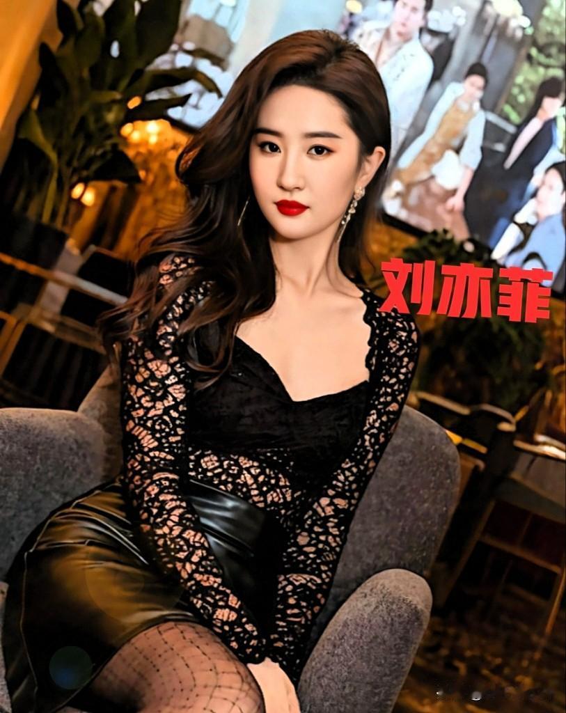 刘亦菲这造型也太美了！[彩虹]黑色的镂空，蕾丝裙在灯光下闪得我移不开眼，卷发温柔