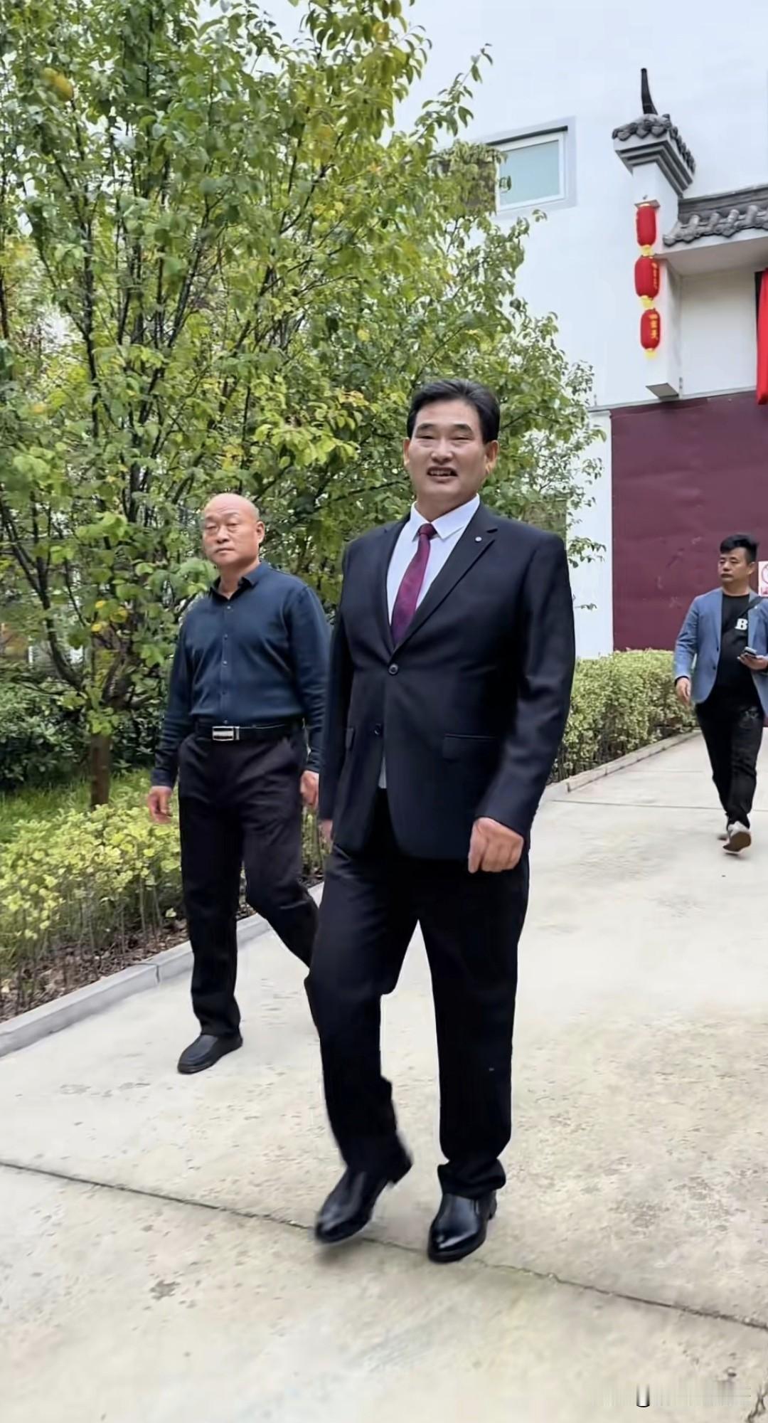 说到草根“网红”，大衣哥朱之文简直就是网红界的常青藤，经历这么多年风风雨雨，口碑