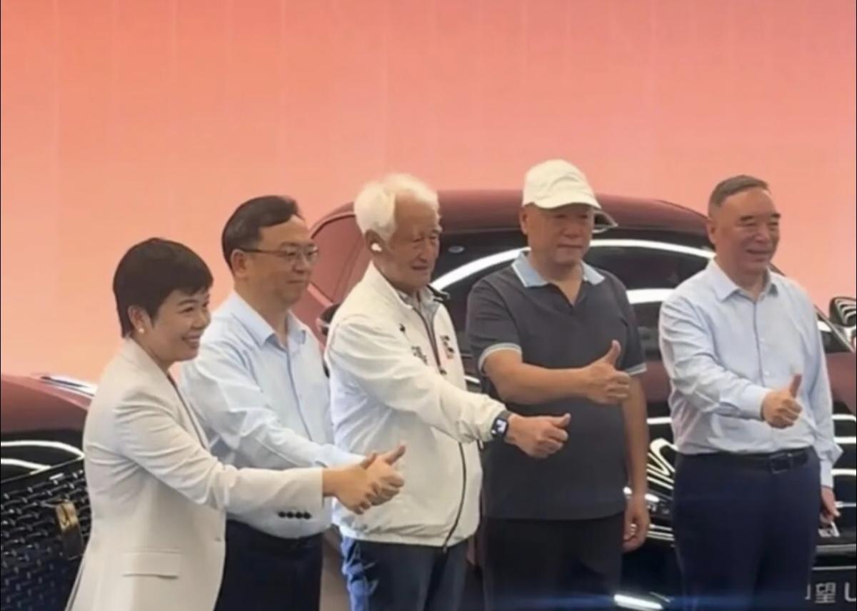 王传福向前茅台董事长季克良交付仰望U8L。
在深圳比亚迪全球总部礼宾楼举办交付仪