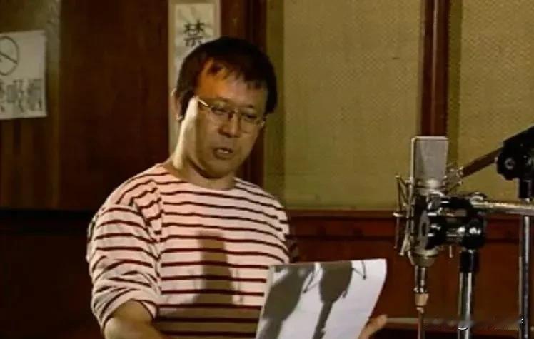 看这两人的在配音室的照片，还有人想的起这是哪部作品吗？

这部作品中的3首歌都很