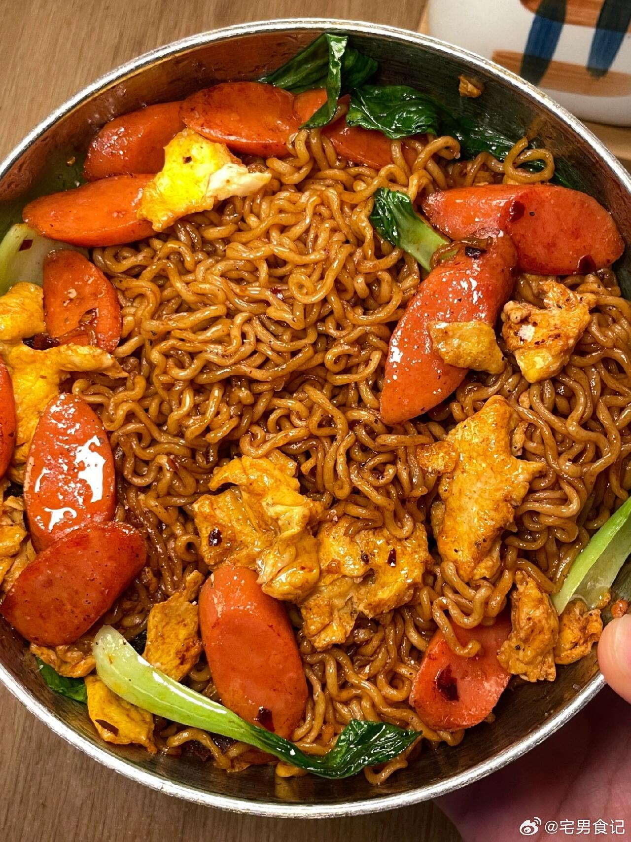 吃不够的火腿炒面！巨巨巨好吃！平时下班回家不知道吃什么，不如试试火腿鸡蛋炒面[喵