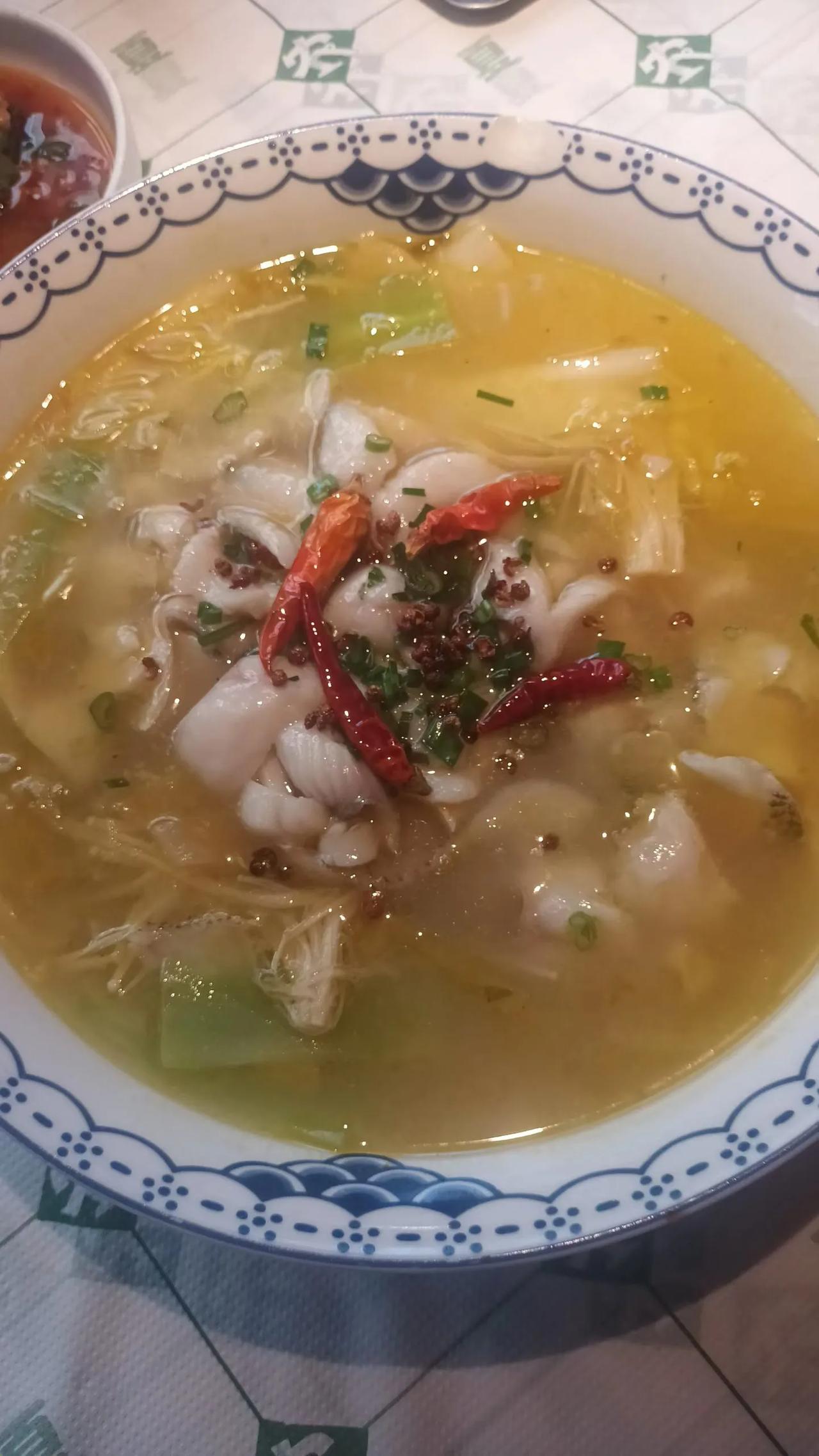 以辣带香著称的湘菜进驻香港，香港人接受光顾的不太多。租金高昂的香港，北角这家店面